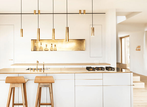 Trang trí không gian nhà bếp màu trắng của bạn với các điểm nhấn vàng cho một cái nhìn sang trọng.